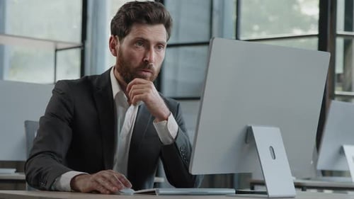 Kaukasischer bärtiger 40er Jahre Geschäftsmann mittleren Alters Angestellter Mann Tippt Laptop Fühlen Sie sich verärgert