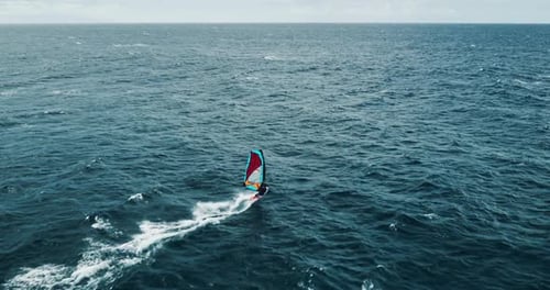 Vue aérienne de la planche à voile planant sur l'océan bleu, sport extrême