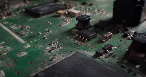 Makrokamera bewegt sich langsam über die Leiterplatte und zeigt Komponenten der Computer-Hauptplatine