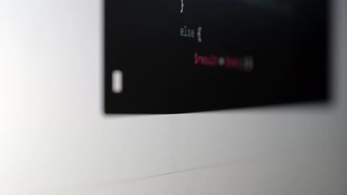 ChatGPT- oder AI-Quellcode schreiben, echte Bildschirmaufnahme, Nahaufnahme bei niedriger Blende