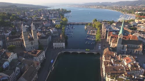 Foto aérea de un Zumbido volando sobre el lago de Zúrich, Suiza, en un día soleado.