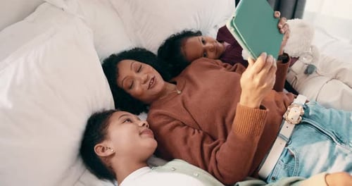 Crear lazos afectivos, madre o hijos con una tableta en la cama para ver películas en línea, ver una película o hacer una escapada de fin de semana