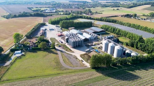 Plan grand angle de locaux industriels avec silos