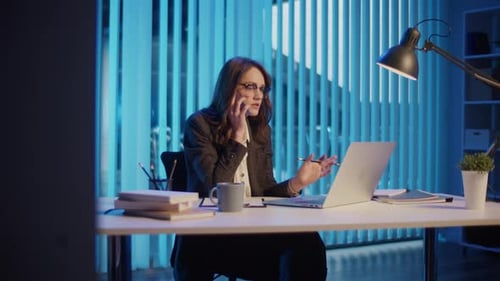 Femme d'affaires travaillant en soirée : équilibre entre vie professionnelle et vie privée et atmosphère positive