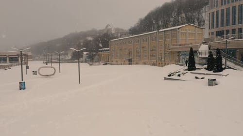 Intensiver Schneesturm bedeckt den Stadtplatz mit Schnee
