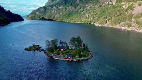 Impresionante vista aérea de una isla serena en los fiordos de Noruega rodeada de exuberantes montañas