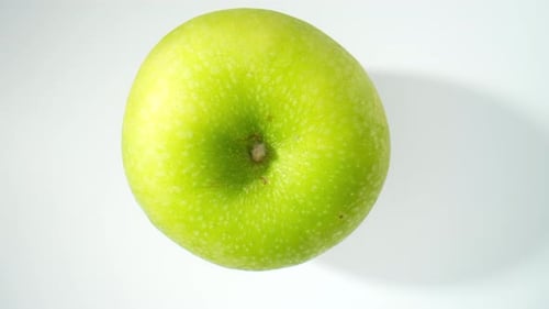 Beautiful and appetizing green apples.