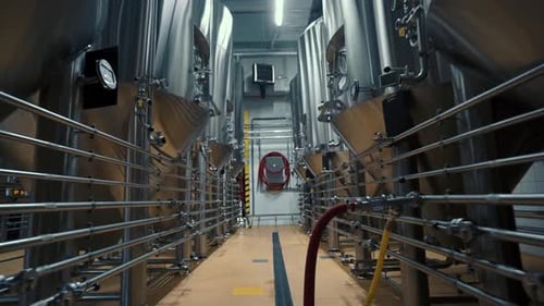 Große Stahltanks mit Bier in einer Industriebrauerei. Edelstahltanks zum Bierbrauen.