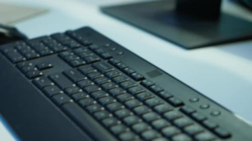 Les périphériques informatiques prennent en charge la surveillance de la cybersécurité avec un écran d'ordinateur