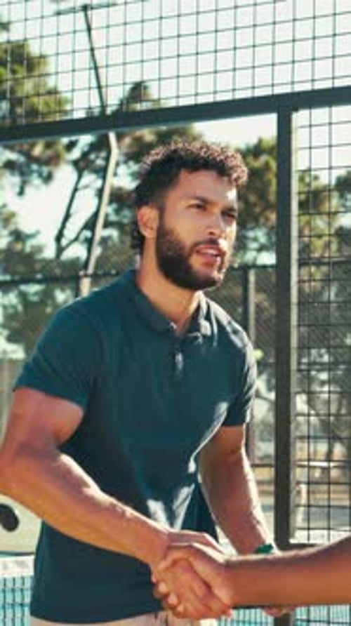 Handschlag, Tennistrainer und Männer mit Tablet für Fitness, Unterstützung und Wettkampfanmeldung