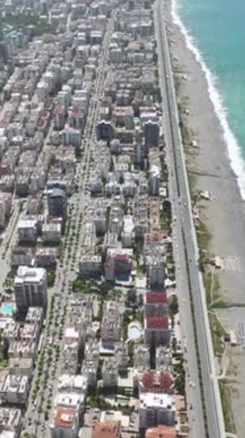 Casas costeras con vista aérea con fachadas blancas e impresionantes vistas al mar en construcción