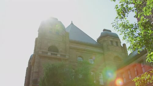 L'Assemblée législative de l'Ontario par une journée ensoleillée