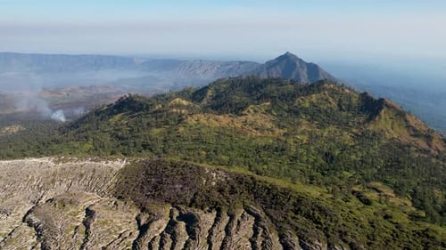 4K-Drohnenvideo von üppigen grünen Landschaften in Ost-Java am Berg Ijen, Ost-Java, Indonesien