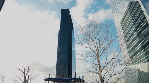 Riesige Bürogebäude in der Stadt im Freien, breite Schnapsglashäuser vor dem Hintergrund des blauen Himmels mit