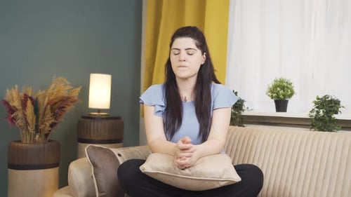 Mujer infeliz e inquieta.