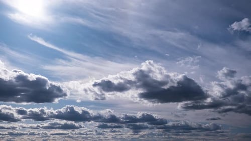 Timelapse de cumulus se déplaçant dans le ciel bleu contre le soleil