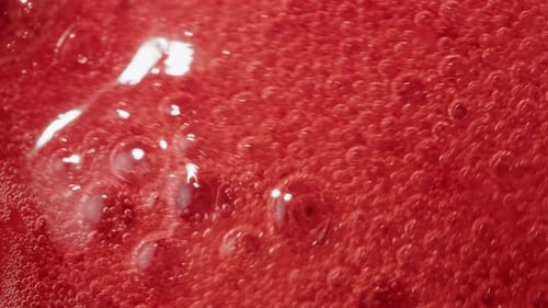 Cuisson de la confiture de fruits : processus de fabrication de confiture de fraises maison, de sirop rouge et sucré bouillant sur la cuisinière