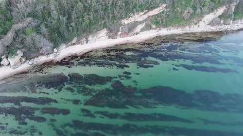 Mit Wasser des Schwarzen Meeres bedeckter Meeresboden in Strandnähe mit Klippen