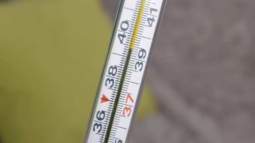 Termômetro médico mostrando alta temperatura de febre