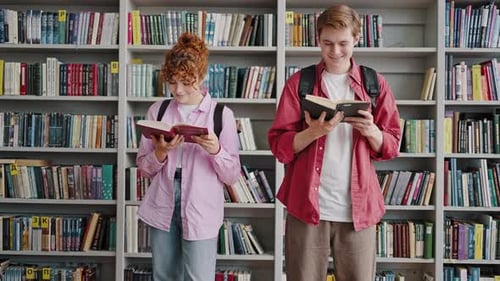 Freshmen Read Books Preparing for Upcoming Exams in College