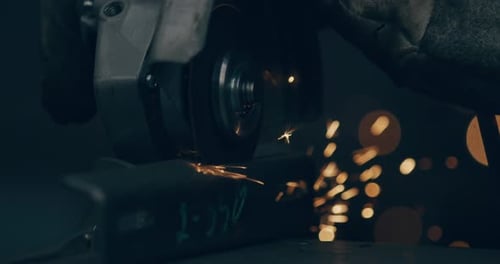 Arbeiter, der Industrieschleifer verwendet Metallindustrie