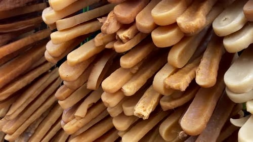 Des rangées et des rangées de fromage de yak Chhurpi sur un marché local d'Ilam, au Népal.