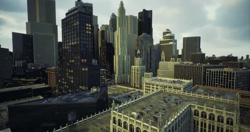 Urban Skyline muestra edificios imponentes durante el crepúsculo en una ciudad bulliciosa