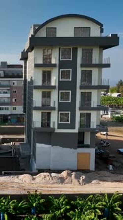 Vídeo vertical: La construcción de viviendas de élite y el magnífico paisaje marino de Alanya