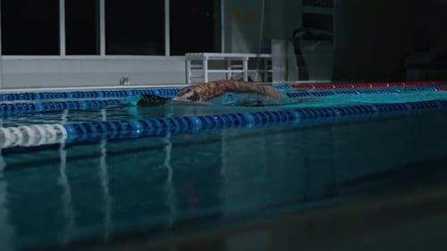 Nageur rampant dans Lane Pool