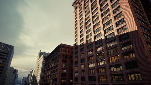 Escena callejera de un edificio alto con iluminación cálida y sombras profundas