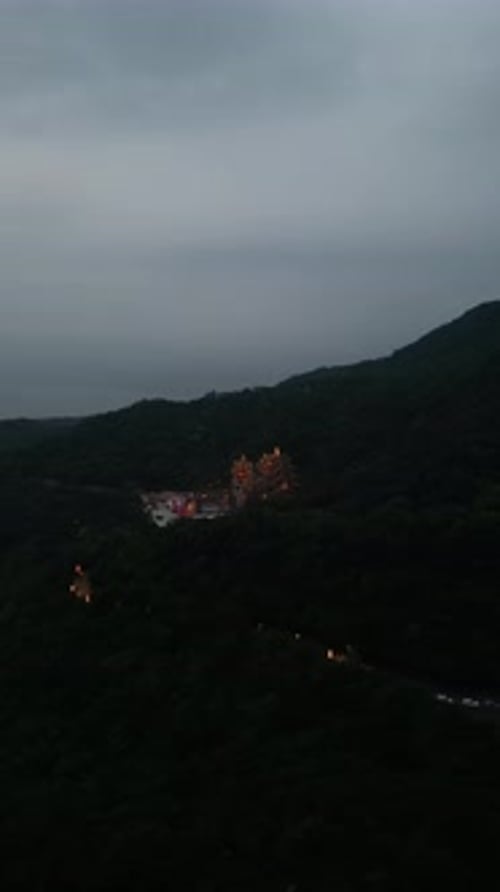Vidéo aérienne du temple Jiufen Qingyun illuminé la nuit | Jiufen, Taiwan