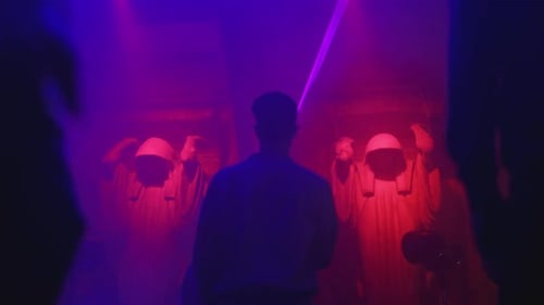 Mann tanzt im Nachtclub Rückansicht
