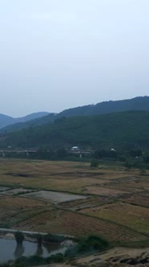 Autoroute traversant la vallée entre végétation et montagnes près de la rivière au Vietnam
