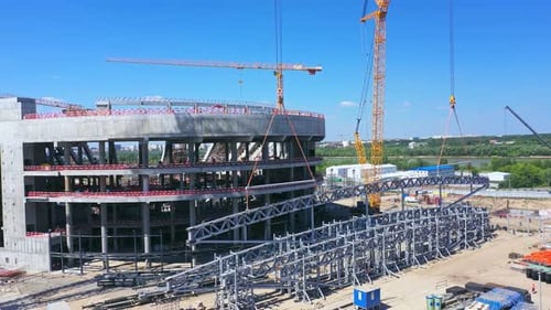 Estructura metálica cerca de la base de hormigón del estadio atlético