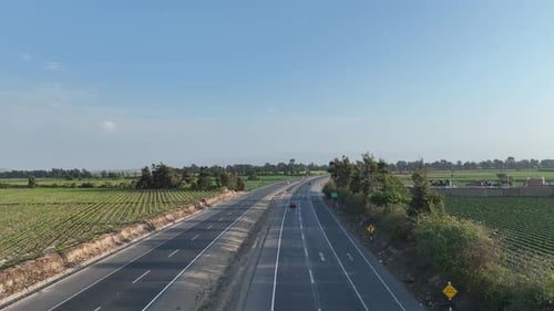 Filmmusik Drohnenaufnahme von Autos, Bussen und Transportfahrzeugen, die die vierspurige Panamericana überqueren