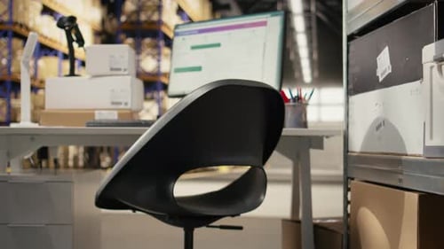 Entrepôt avec un vaste espace pour l'emballage et le suivi des marchandises