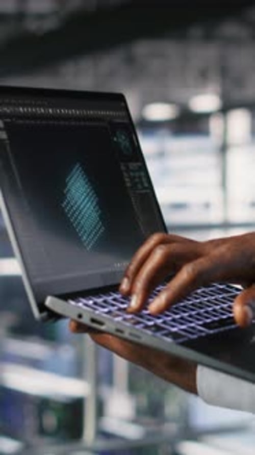 Mitarbeiter des vertikalen Video Server Hubs visualisieren ein großes KI-Sprachmodell mithilfe eines Notebooks