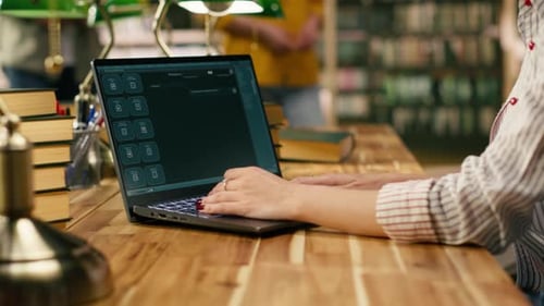 Student nutzt Laptop mit KI-Chatbot-Schnittstelle am Bibliothekstisch