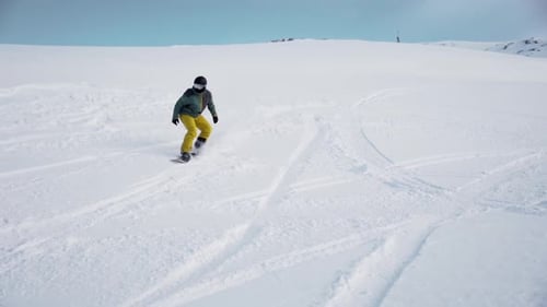 Snowboarder dreht im Winter im Pulverschnee Schwünge