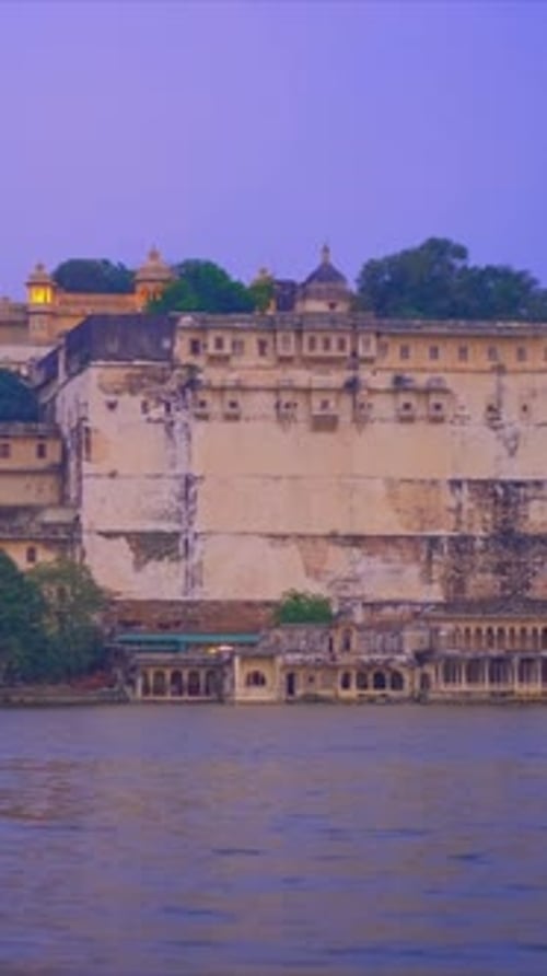 La ville d'Udaipur au coucher du soleil abrite le palais de la ville de Ghat sur le lac Pichola, Rajasthan, Inde, plan horizontal