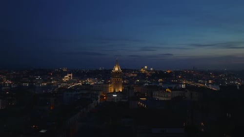 Aufsteigende Luftaufnahmen des historischen Galataturms — beleuchtete Touristenattraktion — Aufschlussreicher Abend