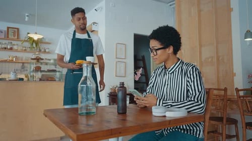 Imagem cinematográfica de funcionários de garçons trabalhando em um café de estilo nórdico