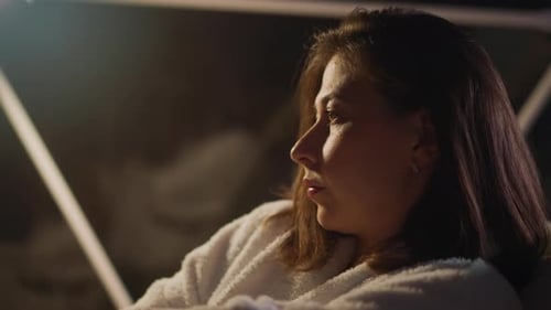 Une dame souffre de pensées dépressives en train de se détendre dans une chambre d'hôtel
