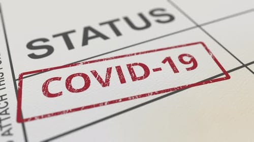 Mettre un tampon en caoutchouc rouge COVID-19 sur un formulaire papier