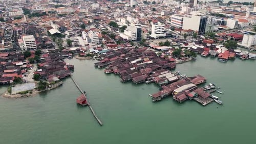 Vue aérienne de George Town sur l'île de Penang en Malaisie avec la rue résidentielle Jetties, quartier UNESCO