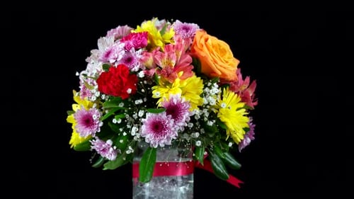 Blumenstrauß dreht sich auf schwarzem Hintergrund, Weitwinkelaufnahme