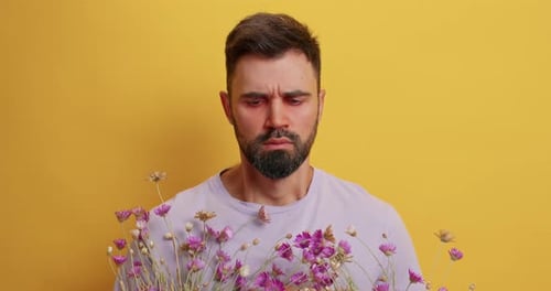 Un homme allergique souffre d'étouffement entouré de fleurs sauvages sur fond jaune