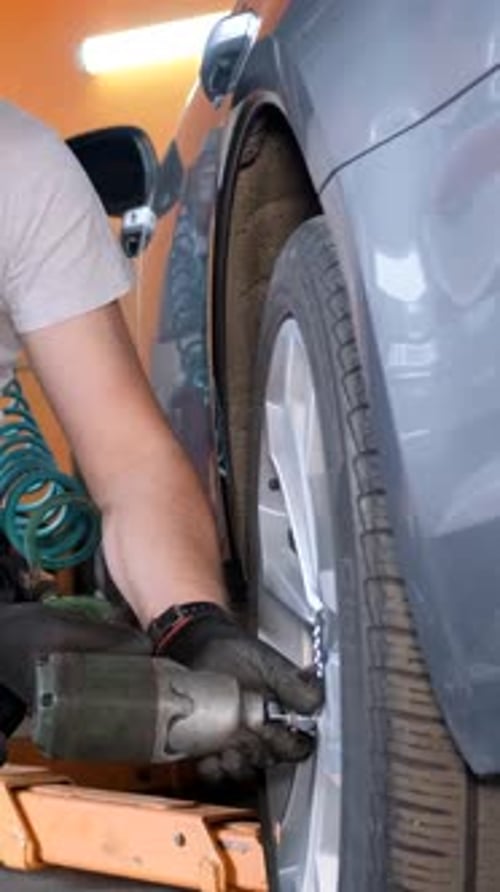 Die Autowerkstatt montiert oder demontiert Räder in der Werkstatt Vertikales Video