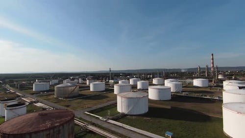 Luftbild von oben nach unten über Ölraffinerie oder Chemiefabrik und Kraftwerk mit vielen Lagertanks