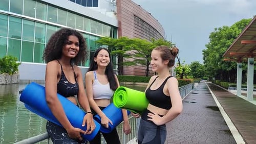 Mode de vie sain et concept de personnes - Femmes flexibles faisant du yoga dans le parc d'été